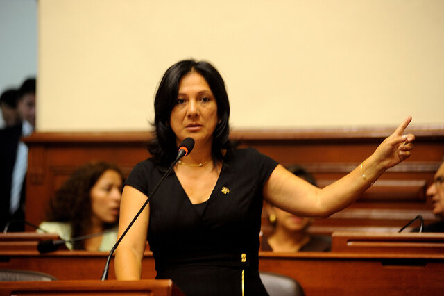 Congresista paga por sus actos