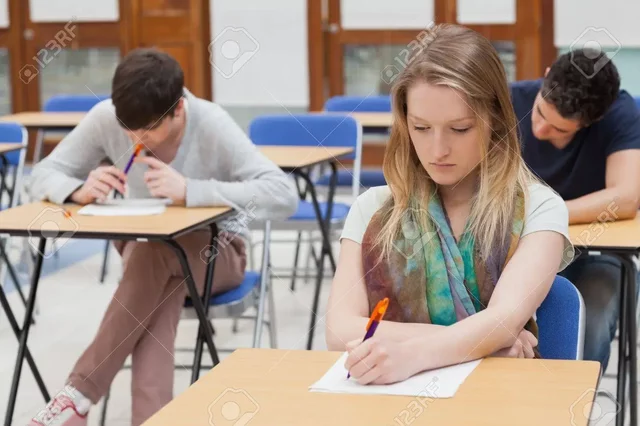 Julián se encontraba en el salón de clases después de unas largas vacaciones.
