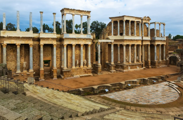 Teatro de Mérida, año 16-15 a.C. Construido por Marco Vipsanio Agripa, cónsul de Augusto en la capital de Lusitania, en la colonia Augusta Merita, actual Mérida, y abandonado en el s. IV d.C., siendo cubierto de tierra y demolido parcialmente.