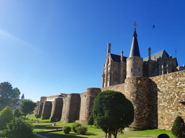 Murallas de Astorga (Asturica Augusta) León, España. Levantada entre finales del reinado de Tiberio y la época de Claudio (siglo I d.c.). Tiene un grosor medio de entre 5 y 6 metros, y podría haber alcanzado los 16 metros de altura.