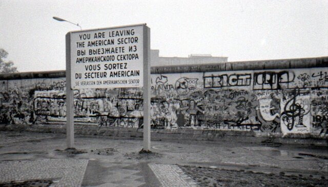 Criação do Muro de Berlim