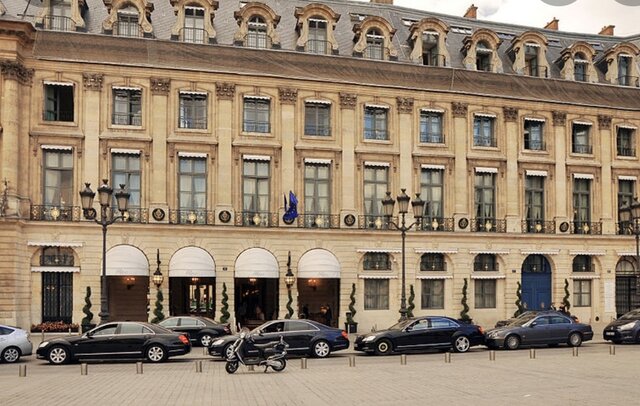 Décède à l'hôtel Ritz,  à París.