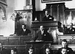 Cumhuriyet ilan edildi