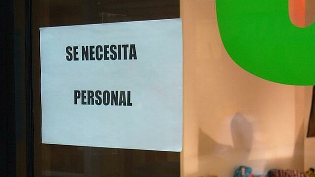 Montero ve el anuncio camino a la escuela en la que enseñaba