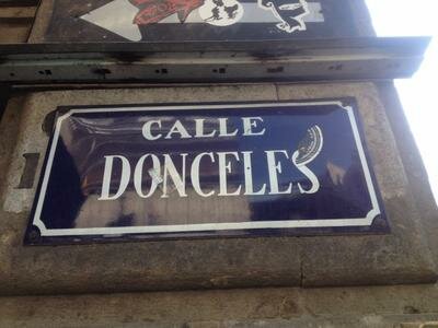 Se dirige a la dirección marcada en el anuncio