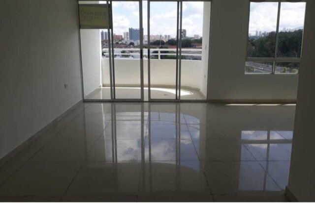 L'appartement a une grande terrasse