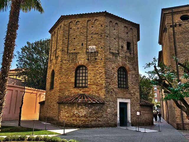Baptisterio de los Arrianos