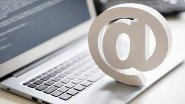 Primer uso del arroba (@) para correos electrónicos