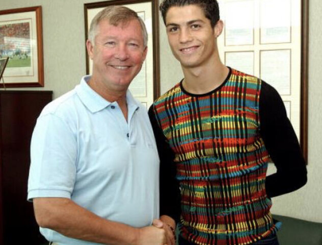 Ronaldo signs with Manchester United for the first time