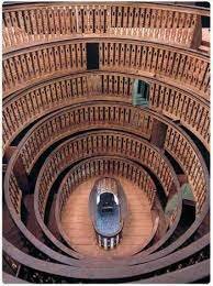 Frequenta l'Università di Padova