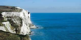 Raggiunge le coste della Manica