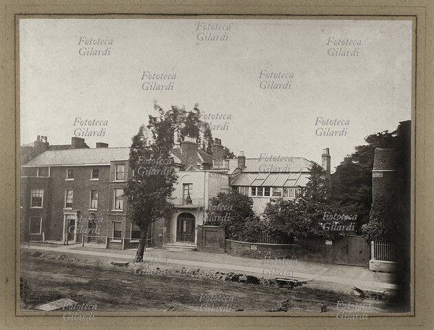 Muore a Londra nel borgo di Turnham Green