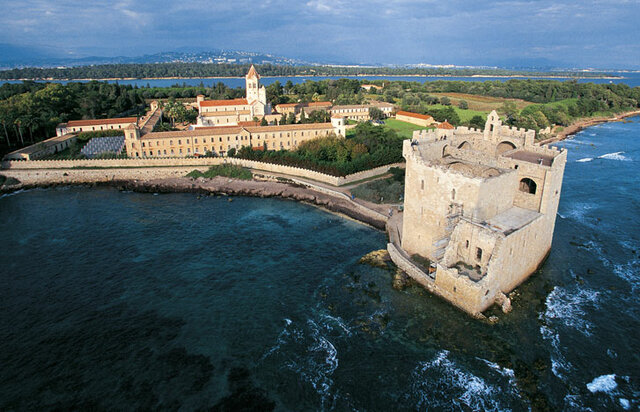 san Honorato funda la abadía de Lérins (ca. 400)