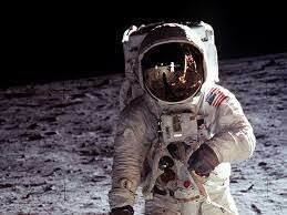 Ser humano llega a la Luna