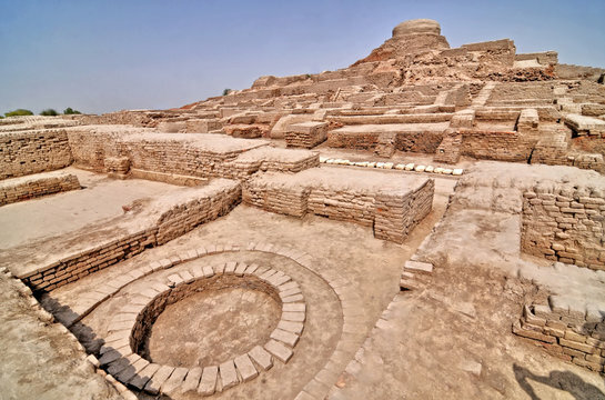 Establishment of Mohenjo-daro