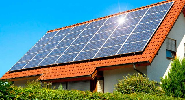 La primera casa con placas solares