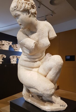 Escultura Afrodita agachada