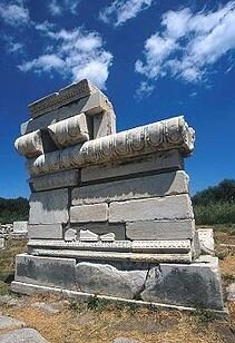Época Arcaica y severa (650 – 450 a. C.). Elementos arquitectónicos del Heraion de Samos, un santuario cuyas construcciones iniciales datan del siglo VIII.
