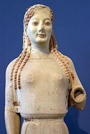 GRECIA. Kore llamada peplófora, hallada en la Acrópolis de Atenas.