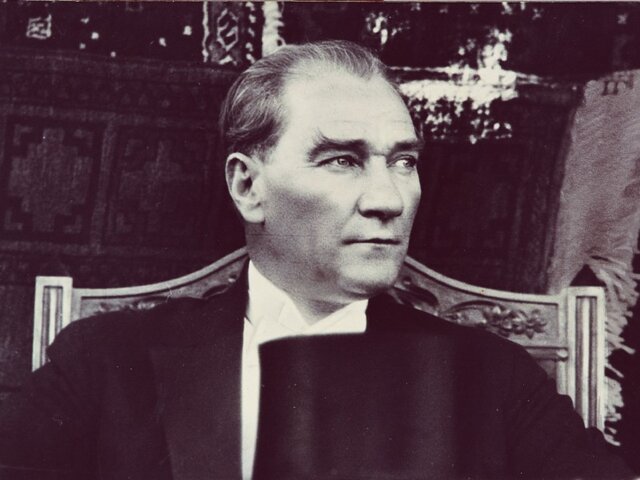 Mustafá Kemal (Ataturk) asume como Primer Presidente República Turca