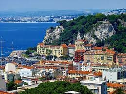 Nous avons décidé d'aller à Nice pour voir un appartement