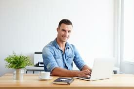 Dany commence à travailler dans son nouveau bureau