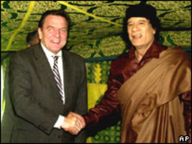 Gerhard Shroeder visita a Gaddafi