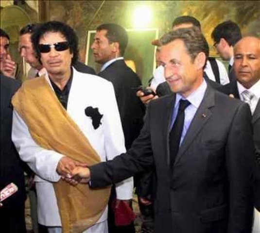 Sarkozy vista a Gaddafi