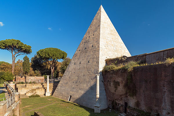 Pirámide Cestia o de Cayo Cestio.
