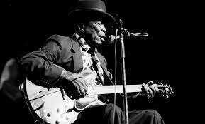 Blues Se caracteriza por tener una estructura de doce compases cuyo origen se remonta a las comunidades afroamericanas de Estados Unidos de principios del siglo XX.