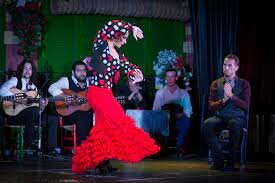 Flamenco Se trata de la música tradicional en nuestro país. Nace al sur de España y está relacionada directamente con la cultura gitana