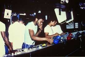 House Se popularizó  Chicago a comienzos de los 80 y es uno de los tipos de música electrónica que más ha evolucionado y más subgéneros ha dado desde su nacimiento