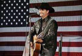 Country Podemos decir que la música country es un subgénero del folk, que surgió en 1920 concretamente en EEUU. En sus orígenes, combinó la música folclórica de países europeos que emigraron a USA