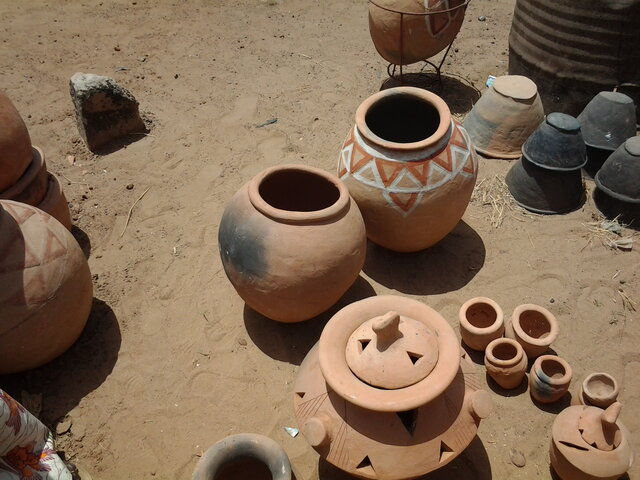 India invents pottery