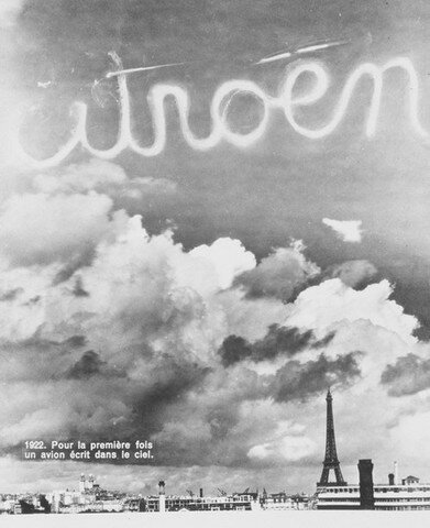 ИМЯ CITROEN, НАПИСАННОЕ САМОЛЕТОМ В НЕБЕ