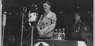 Adolf Hitler gana las elecciones