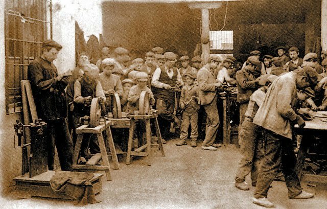 Articulación entre la educación y las exigencias de mano de obra que reclama la industria para su desarrollo.