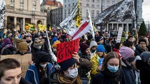 Solidarity trade union organizes the pro democracy movement in poland-