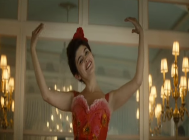 Gabrielle chante dans les cafés de Vichy et gagne le surnom "Coco".