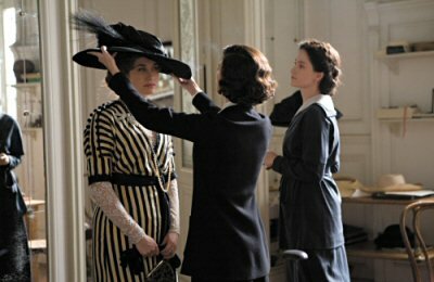 Elle ouvre une boutique où elle fabrique et vend des chapeaux.