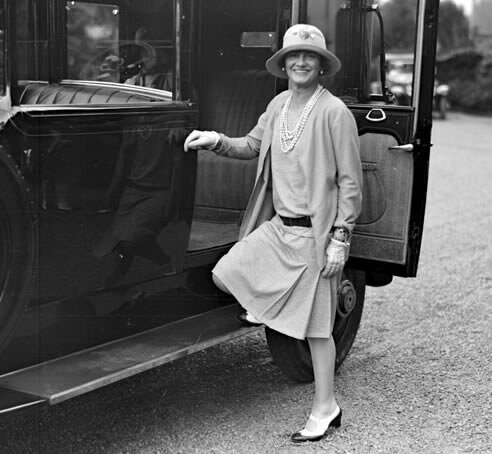 Juste avant la Seconde Guerre Mondiale, elle ferme sa maison de couture et se consacre aux parfums.