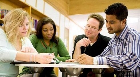 En “aras de la administración científica, el control de los planes de estudio, la evaluación, las asesorías, la selección de textos y los métodos de enseñanza se ponen en manos de expertos.”