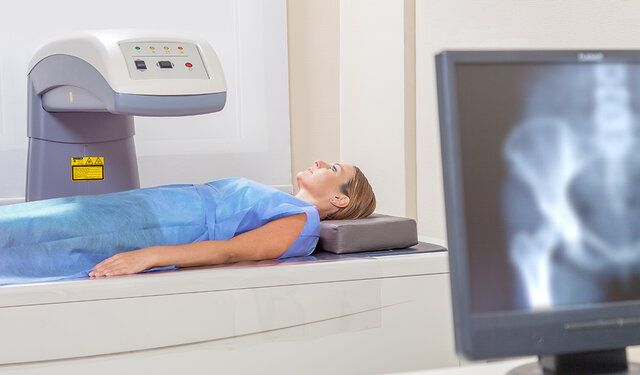 DENSITOMETRÍA ÓSEA: Equipo con fuente isotópica.