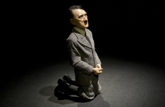 Him (Hitler agenouillé)