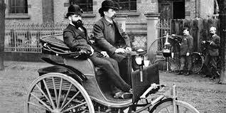 Lancement de la première automobile à essence