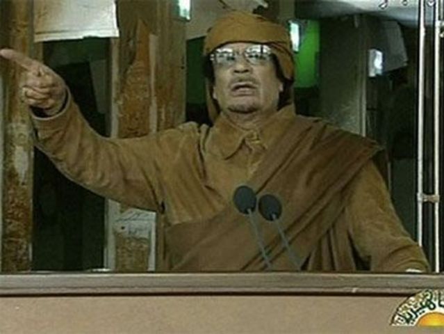 Gaddafi insta a sus seguidores a tomar las calles