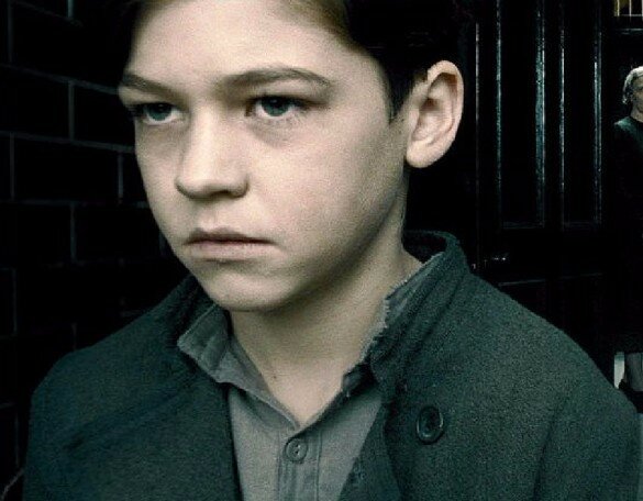 Tom Riddle comienza a estudiar en Hogwarts.