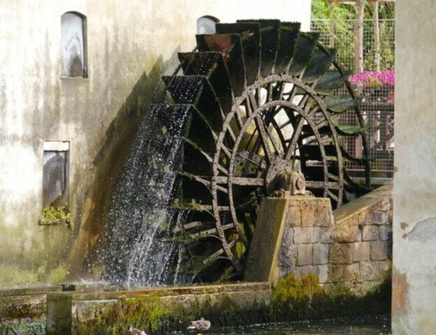 l'homme crée le moulin a eau