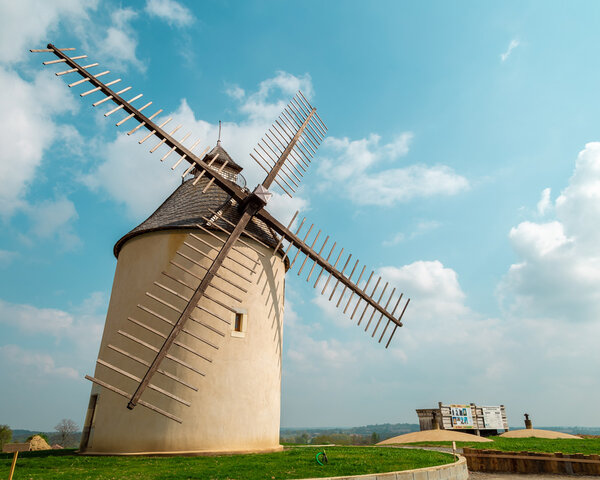 l'homme crée le moulin a vent