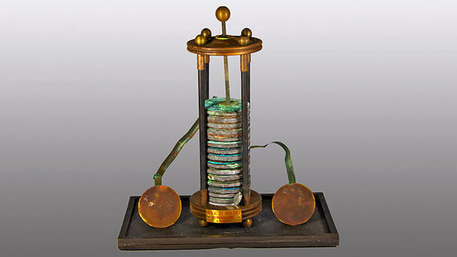 Volta crée la pile électrique